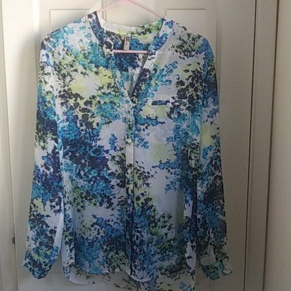 Kut from thr Kloth top, size M (missing button)